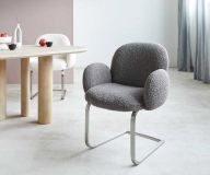 Freischwinger Nube-Flex mit Armlehnen Bouclé Silbergrau Freischwinger flach Edelstahl Taschenfederkern