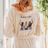 Personalisierbare Bademantel-Illustration Freundinnen mit Text, Geschenk Frauen, Geschenk Freundin, Geschenk Schwester, Witzige Geschenke, Kleine Geschenke, Geschenk, Geschenkidee