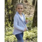 Alvina by DROPS Design - Strickmuster mit Kit Rundjacke mit Blättermus - 9/10 år