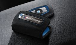 BMW M Performance Schlüsseletui aus Alcantara mit M Performance Schriftzug